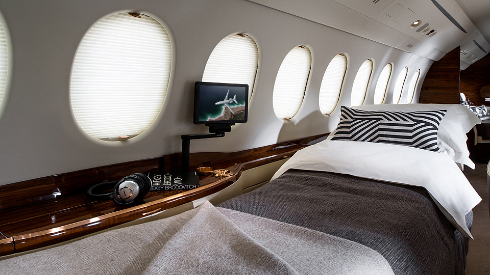 Фалькон от чего. Falcon 7x. Falcon 7x Interior. Фалькон 900 кабина. Falcon 7x салон.